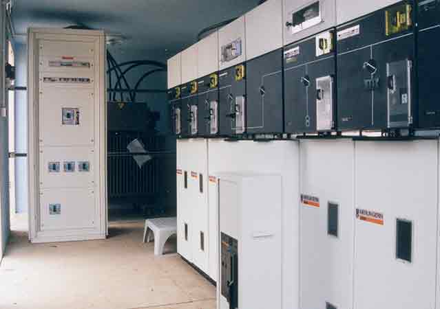 Conception et fourniture de postes C13-200 personnalisés